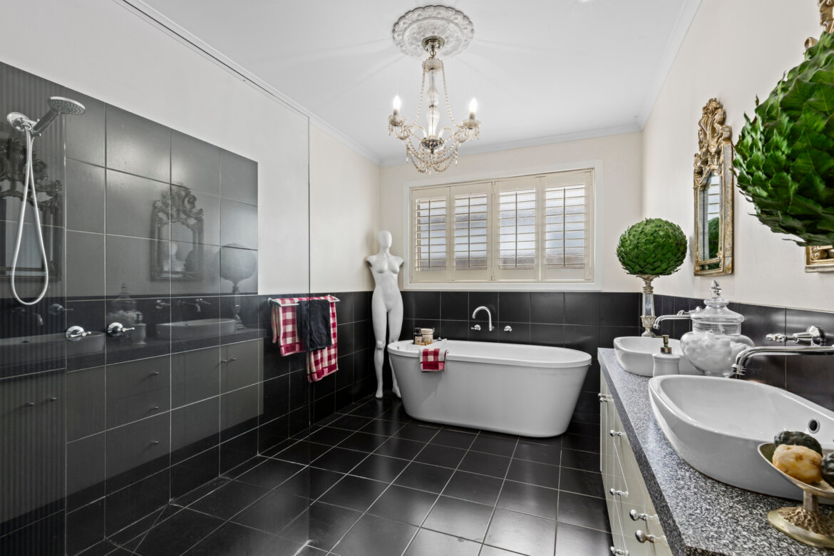 b43600ef 3e53 4cb7 886f 4b74830cc685 - Property